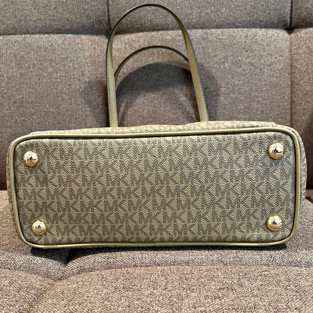 Michael Kors Jet Set Tote - Picture 4 of 9
